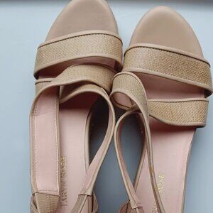 "Taryn Rose" Beige sandals